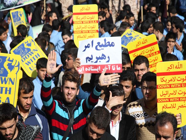 شعار مرگ بر آمریکا در گرمسار طنین انداز شد
