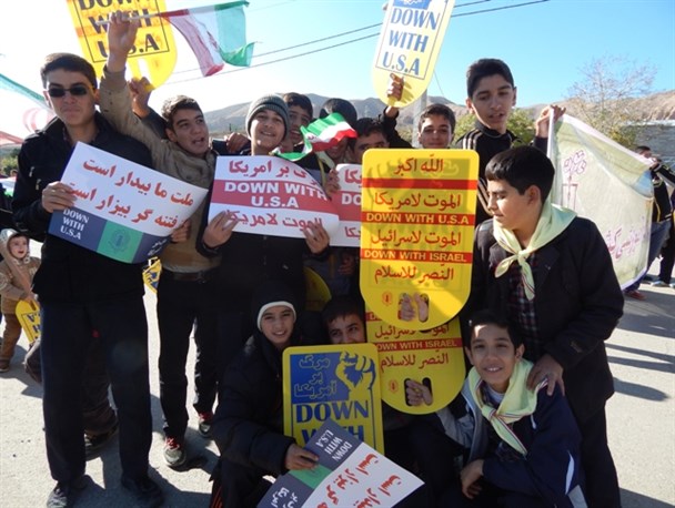 محصلین ماهنشانی هشداری قاطع به استکبار جهانی دادند/دانش آموزان و دانشجویان روزنه های نفوذ دشمن را بستند+تصاویر