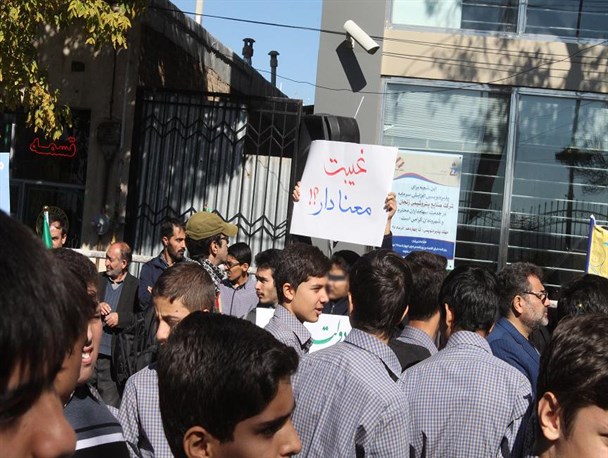 عدم حضور استاندار زنجان در راهپیمائی 13 آبان