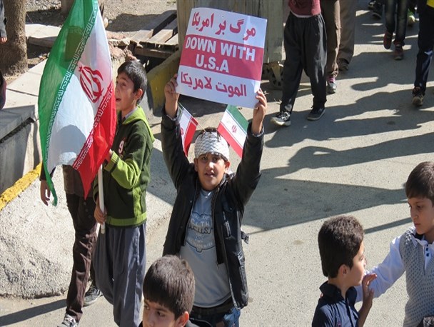 فریاد مرگ بر آمریکا در سروآباد طنین انداز شد/تصاویر