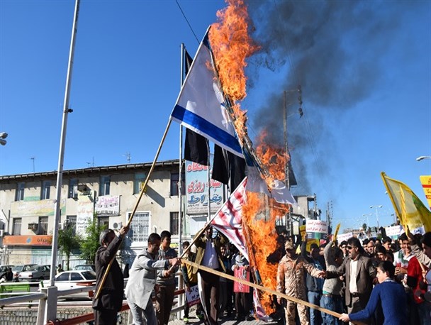 لحظه به آتش کشیدن پرچم آمریکا و اسرائیل در فریدونکنار /تصاویر