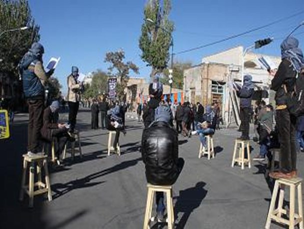 تئاتر خیابانی بی صدا ولی پر سر و صدا در راهپیمائی 13 آبان زنجان/ بزرگترین مرگ بر آمریکای امروز غنی کردن علم و سنگرهای علمی است