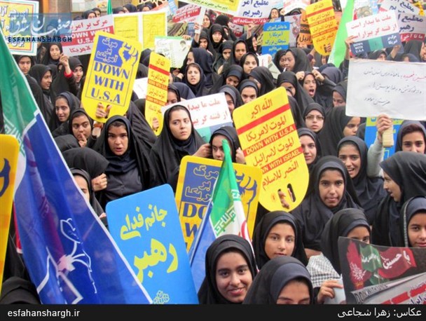 دختران خوراسگانی در اجتماع عظیم، فریاد "مرگ بر آمریکا" سر دادند/ تصاویر