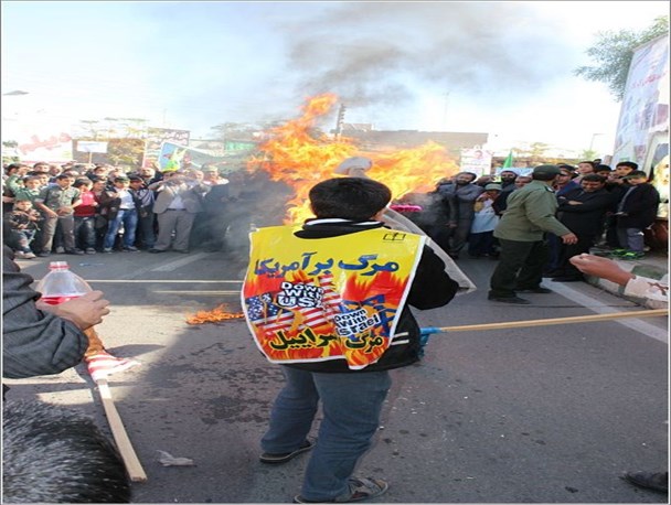 دانش آموزان بردسکن با فریاد استکبار ستیزی در راهپیمایی 13 آبان، جنایات آل سعود را محکوم کردند