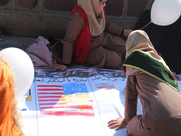 نقاشی ضداستکبار دانش آموزان چهاردانگه با رنگ و بوی اقتدار/تصاویر