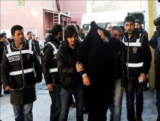 آغاز سرکوب مخالفان اردوغان/ ۳۵ نفر در غرب ترکیه به اتهام ارتباط با جریان "گولن" دستگیر شدند