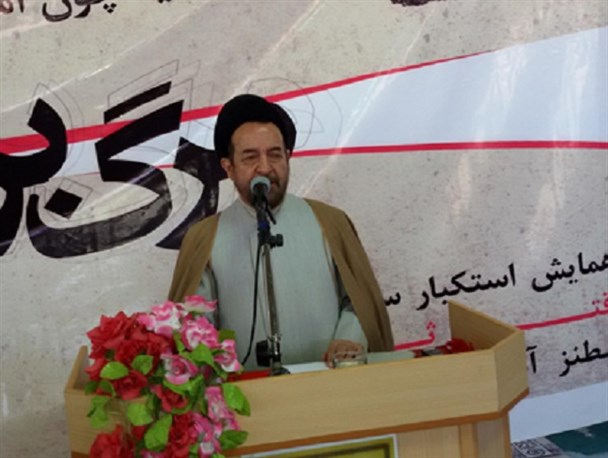 امام خمینی (ره) تفکر ارتجاعی وابستگی به استکبار را از بین برد/ دو سال مذاکره با آمریکا، جزء توهین به ملت ایران دستاوردی نداشت