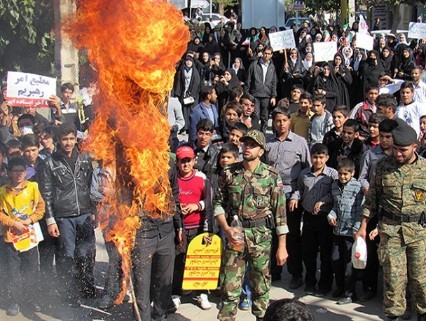 مشت های گره خورده انزجار از آمریکا را فریاد زد / پرچم «کدخدا» زیر پای برخواریها/ تصاویر