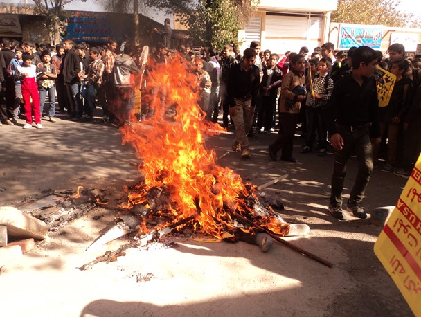 عکس: نماد استکبار در خرامه به آتش کشیده شد