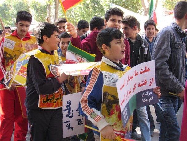راهپیمایی پرشور ۱۳ آبان در شاهین شهر برگزار شد/ تصاویر