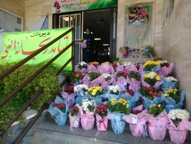 بدرقه دانش آموزان در آستانه روز دانش آموز با گلدان گل + تصاویر