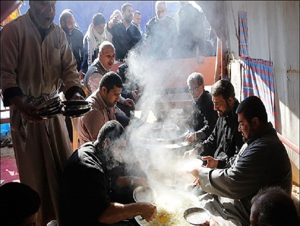 هیئتی سریش آبادی پذیرای زائران حرم امام حسین (ع) در پیاده روی اربعین است