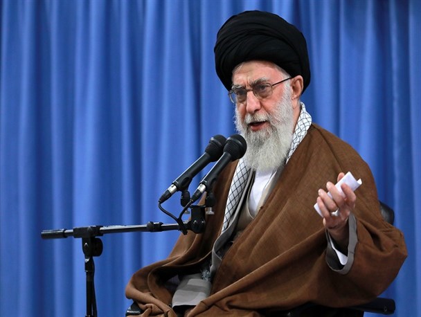 واشنگتن پست: رهبر ایران امپریالیسم و استانداردهای دوگانه آمریکا را محکوم کرد/ بلومبرگ: ترامپ و کلینتون نشانه سقوط آمریکا هستند/ ترند: ایران مذاکره با ایالات متحده بر سر سوریه را رد کرد
