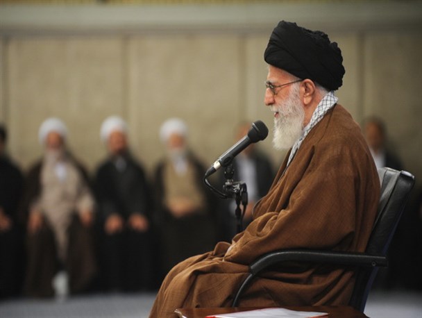 سخنان رهبر معظم انقلاب اسلامی در دیدار هزاران نفر از دانش‌آموزان و دانشجویان/ عکس نوشته