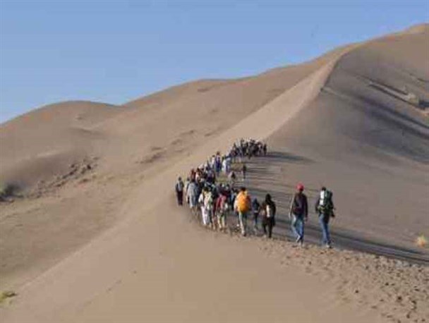 صدها گردشگر و کویرنورد از کویر شهرستان بجستان دیدن کردند