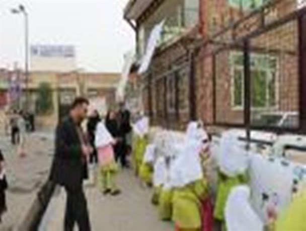 نقاشی دانش آموزان میاندوآبی با موضوع “مرگ بر آمریکا” + تصاویر