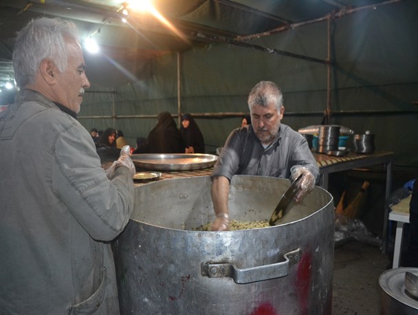 خدمت شبانه روری به زائران اربعین در قم+ تصاویر