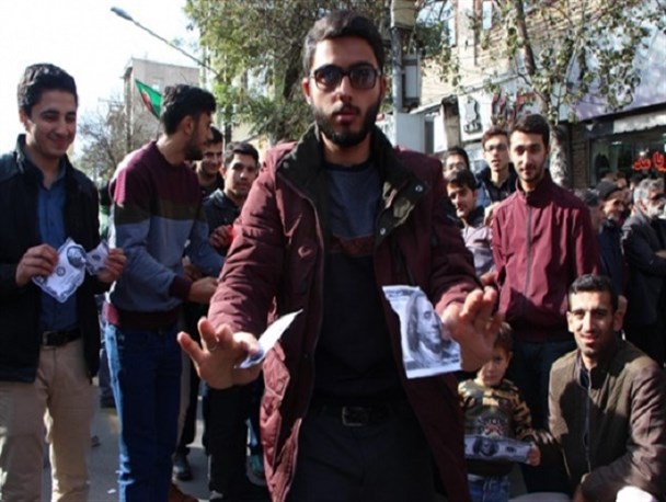 دانشجویان اردبیل دلار آمریکایی را پاره کردند