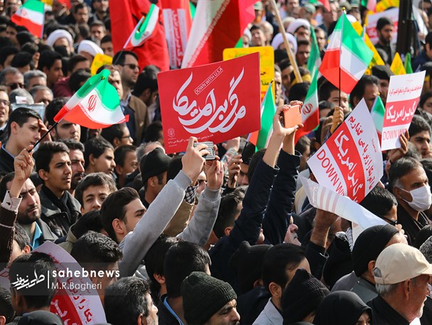فریادهای مرگ بر آمریکا نسل چهارم انقلاب در آسمان اصفهان طنین انداز شد+تصاویر
