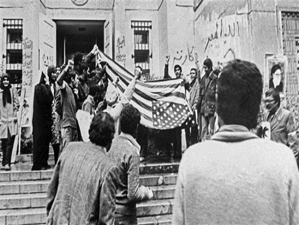 ایستگاه رادیویی واشنگتن: 13 آبان دنیا را تغییر داده است/ نیویورک تایمز: سفارت سابق آمریکا اکنون در دست نیروهای بسیج است/ روزنامه صهیونیستی: پاسداران ایران از نقاشی‌های دیواری ضد آمریکایی رونمایی کردند