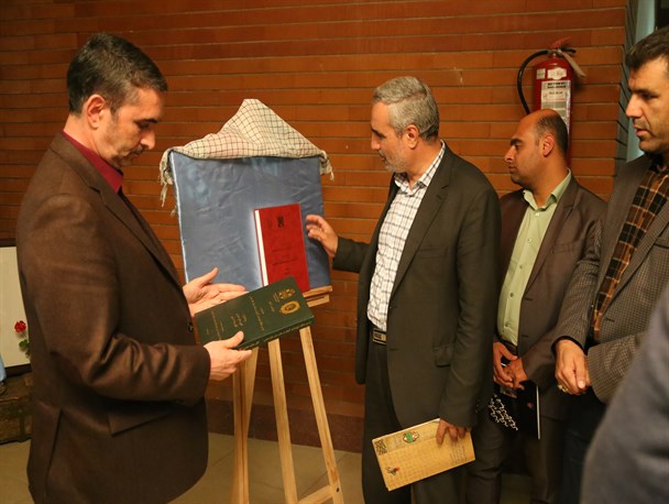 رونمایی کتاب قاب های خاطرات ۴ و نقش بانوان در دفاع مقدس