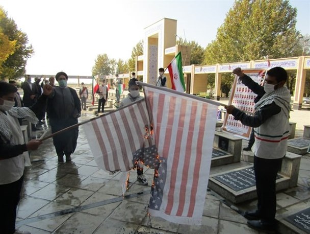 پرچم آمریکا در مقابل مزار شهید شاخص بسیج دانش‌آموزی کشور به آتش کشیده شد+تصاویر