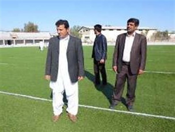 کار نصب چمن مصنوعی ورزشگاه 2000 نفری نیکشهر آغاز شد