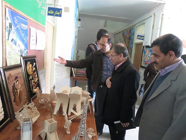 نمایشگاه آثار هنری معلولان کم توان ذهنی در قروه افتتاح شد