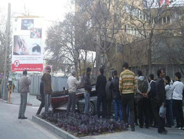 تابلو تبلغاتی بر روی خودرو پژو سقوط کرد