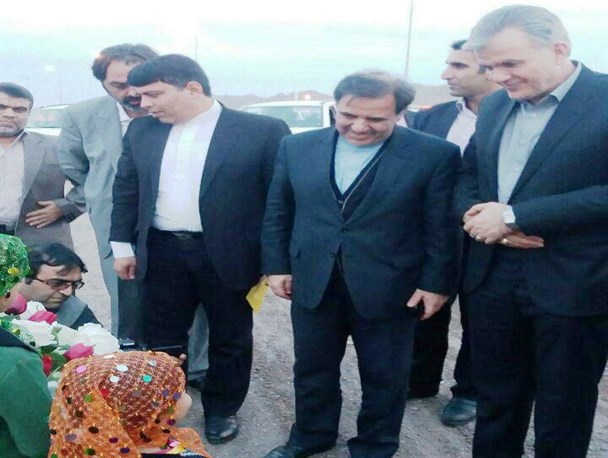 سفر ۱۰ دقیقه ای وزیر راه به بجستان!/ آخوندی با گرفتن چند عکس، خدمت به بجستان را در کارنامه خود ثبت کرد