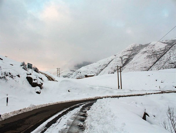 مسدودشدن راه ارتباطی ۱۵ روستای هشترود بدلیل کولاک شدید/  ۲۰۰ کیلومتر از محورهای منطقه برف گیر هستند