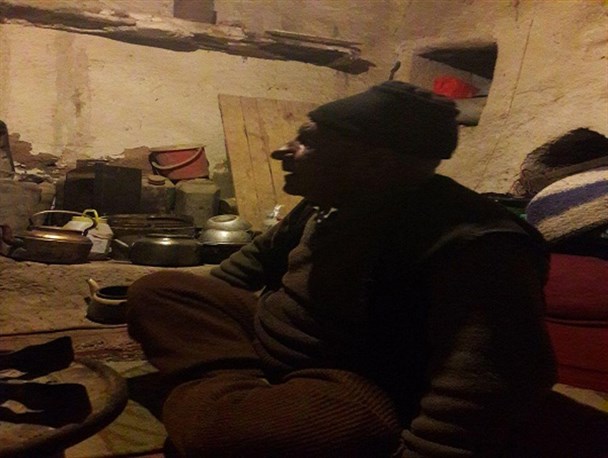 تاریکی زندگی پیرمرد تنها و بی کس روستای کلهین/از حمله گرگ ها در امان نیستم