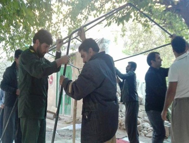 کمک رسانی فرمانده سپاه گیلانغرب در روستاهای زلزله زده + تصاویر