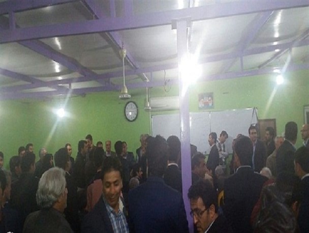 جلسه اجماع اصلاح طلبان دشتستان با پرتاب میکروفن به آشوب کشیده شد+ تصاویر