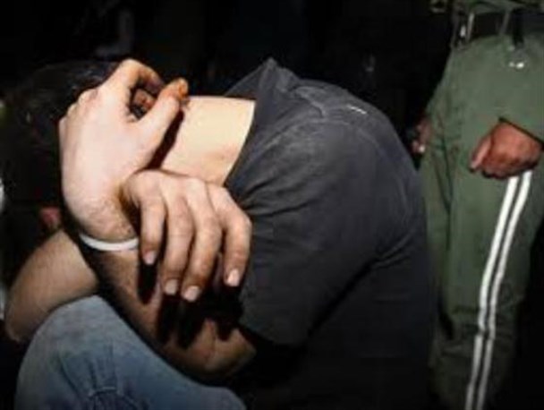 مواد فروش سابقه دار در خنداب دستگیر شد