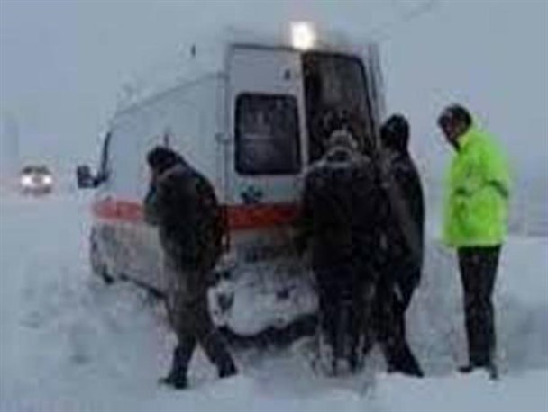 مادر بادار از محاصره برف و کولاک جان به در برد
