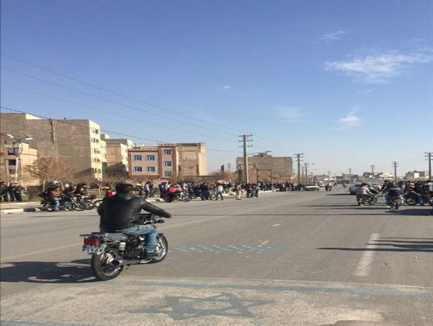 مرگ در یک قدمی جوانان بهارستانی/ انجام حرکات نمایشی با موتورسیکلت در خیابان های شهرگلستان