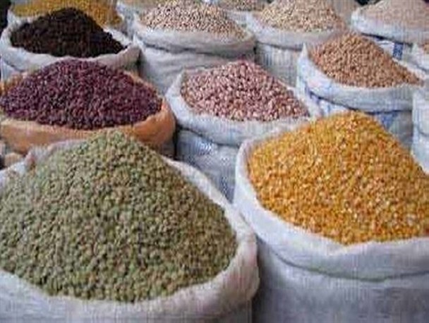 عدم واردات مواد غذایی به بهانه حمایت از تولیدکنندگان کام دلالان را شیرین کرد/ رئیس اتحادیه بنکداران:  تا ۲۰روز آینده با واردات حبوبات قیمت آن شکسته می شود