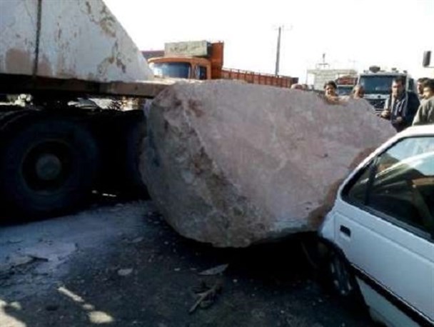 سنگ بزرگ معدنی از روی تریلی افتاد و حادثه آفرید+ تصاویر