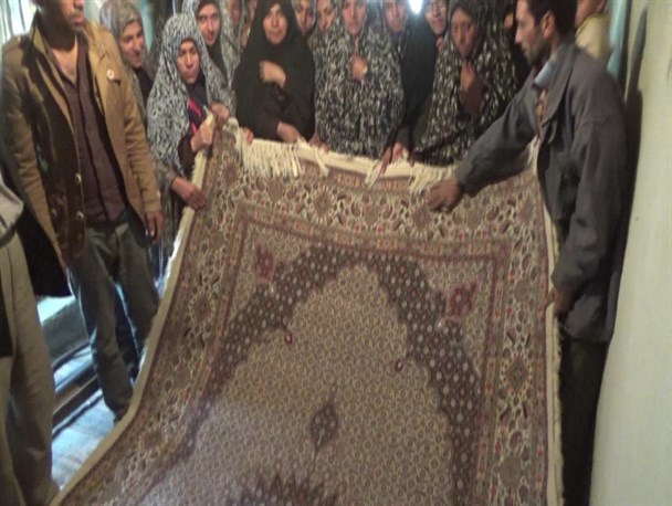 دو تخته فرش ، هنر بانوان بافنده بخش درح برای بازسازی عتبات اهدا شد