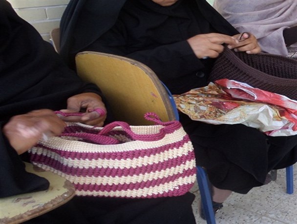 جلوه ای از اقتصاد مقاومتی در هنر دست بانوان منوجانی/تصاویر