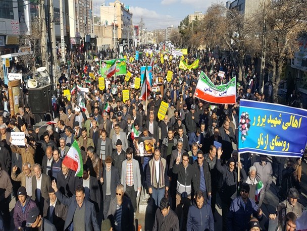 اهتزاز غرور آفرین پرچم ایران در میدان جوکار توسط نائب قهرمان المپیک/حضور حماسی مردم در اعتراض به اغتشاشگران در ملایر