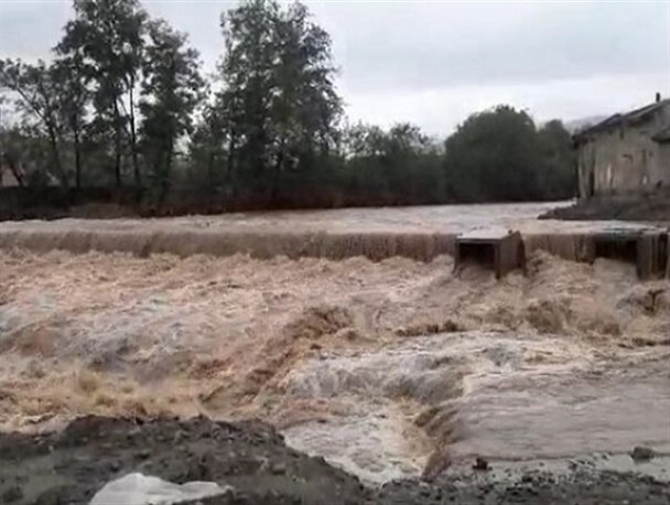 طغیان رودخانه‌ها راه‌های ارتباطی روستایی را قطع کرد/ آماده باش نیروهای امدادی و خدماتی برای کمک رسانی به مردم