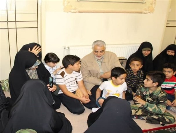 شبی که قرار بیقراری های حاج قاسم آرام گرفت/تصاویر دیده نشده از شهید سلیمانی در جمع فرزندان شهدا