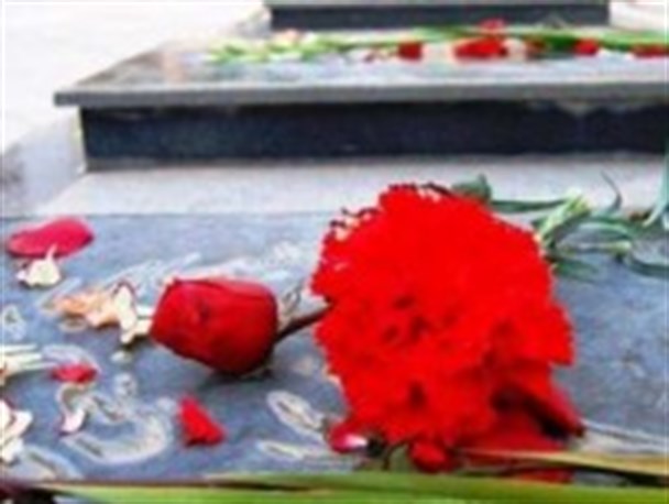 عطرافشانی ۵۰۰ گلزار شهدا بمناسبت دهه فجر درخراسان رضوی