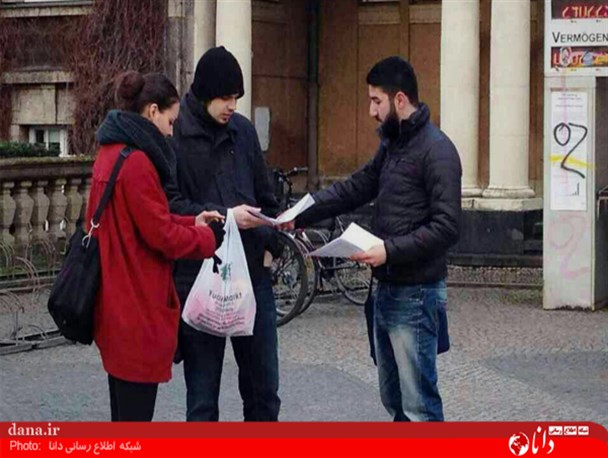 عکس خبری/پخش نامه رهبری در شهرهای آلمان