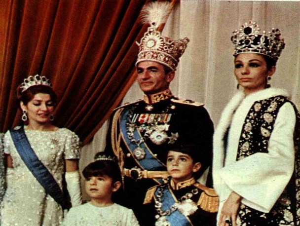 فساد اقتصادی در رژیم پهلوی/ از بزرگترین زمینخوار تاریخ ایران تا ثروت سه میلیارد دلاری بنیاد پهلوی