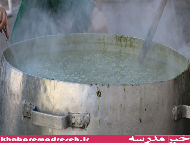 وقتی دانش آموزان برای انقلاب آش می‌پزند!+تصاویر