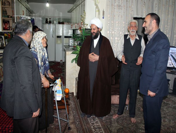 فرماندار و امام جمعه قرچک از مادر شهید علی نامداری عیادت کردند
