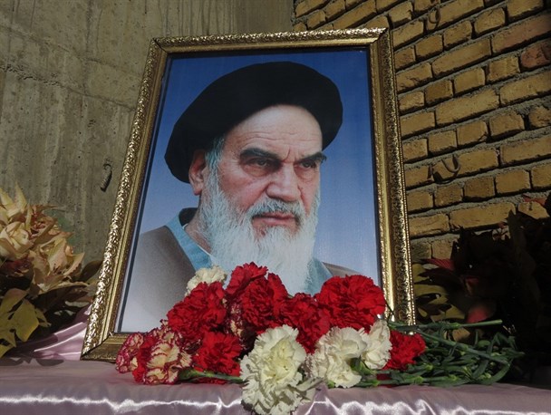 گلباران تمثال مبارک حضرت امام خمینی (ره) در شهرستان قروه توسط دانش آموزان + تصاویر
